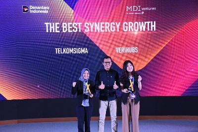 Direktur MDI Ventures Roby Roediyanto saat memberikan penghargaan kepada pemenang kategori “The Best Synergy Growth” pada acara Synergy Innovation Week 2025 di Bandung pada Kamis (27/11). Foto ist : doc/humas.